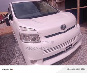 Toyota Voxy V 2WD 8-Seater 2013 White