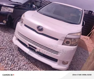 Toyota Voxy V 2WD 8-Seater 2013 White