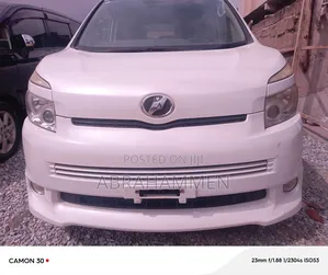 Toyota Voxy V 2WD 8-Seater 2013 White