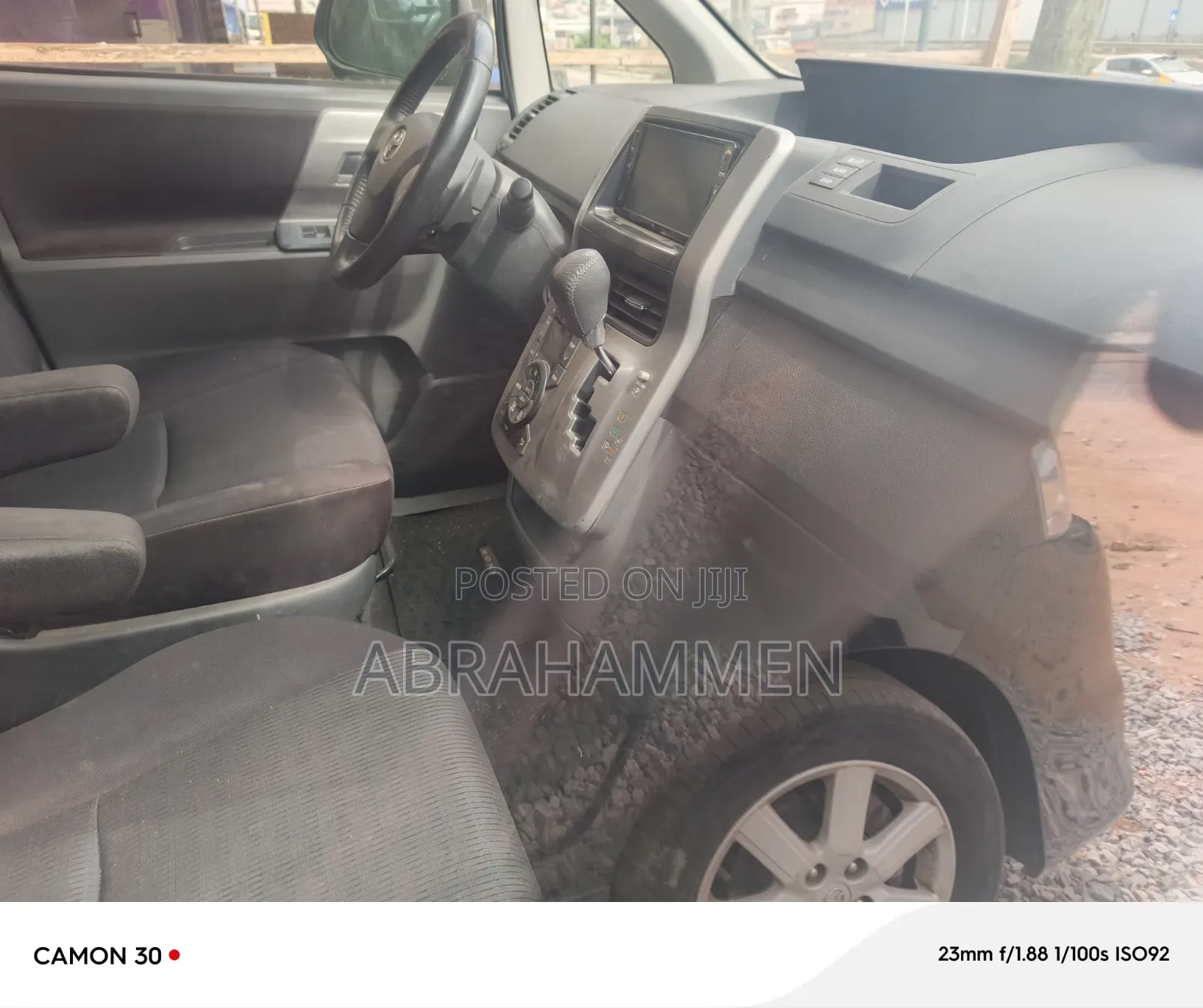 Toyota Voxy V 2WD 8-Seater 2013 White
