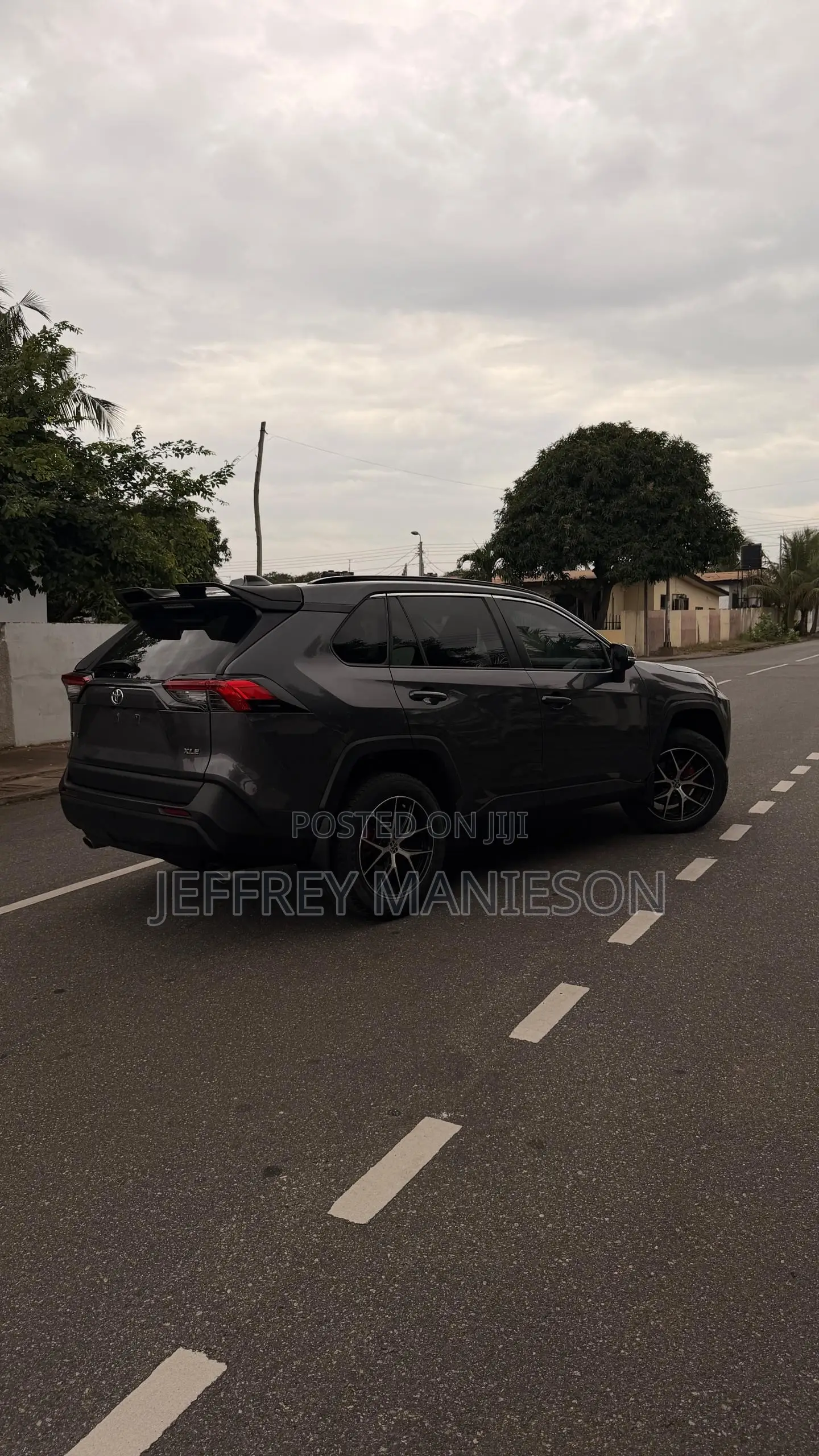 Toyota RAV4 XLE 2021 Gray