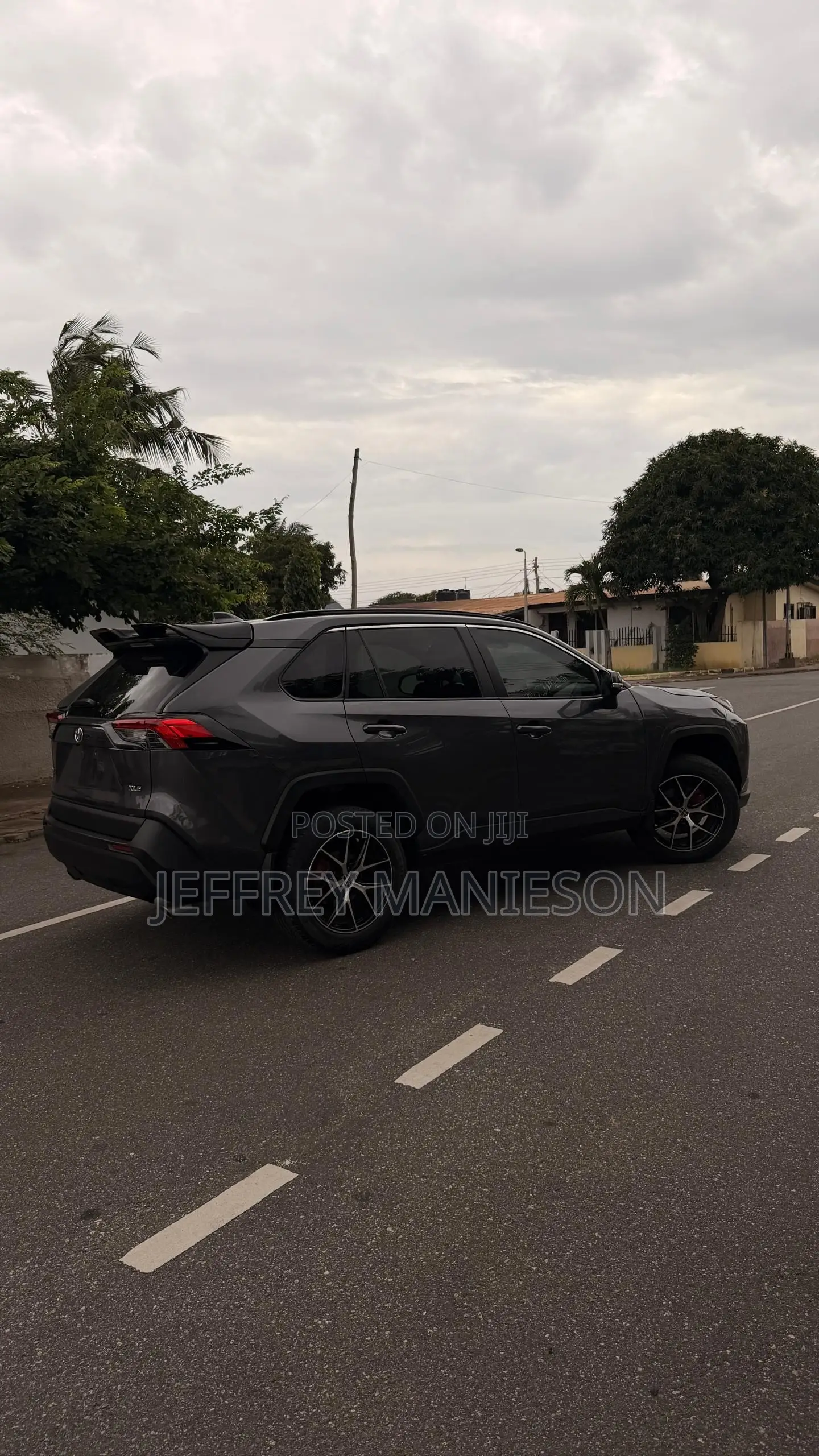 Toyota RAV4 XLE 2021 Gray