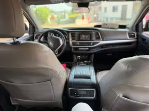 Toyota Highlander LE 4x2 (2.7L 4cyl 6A) 2017