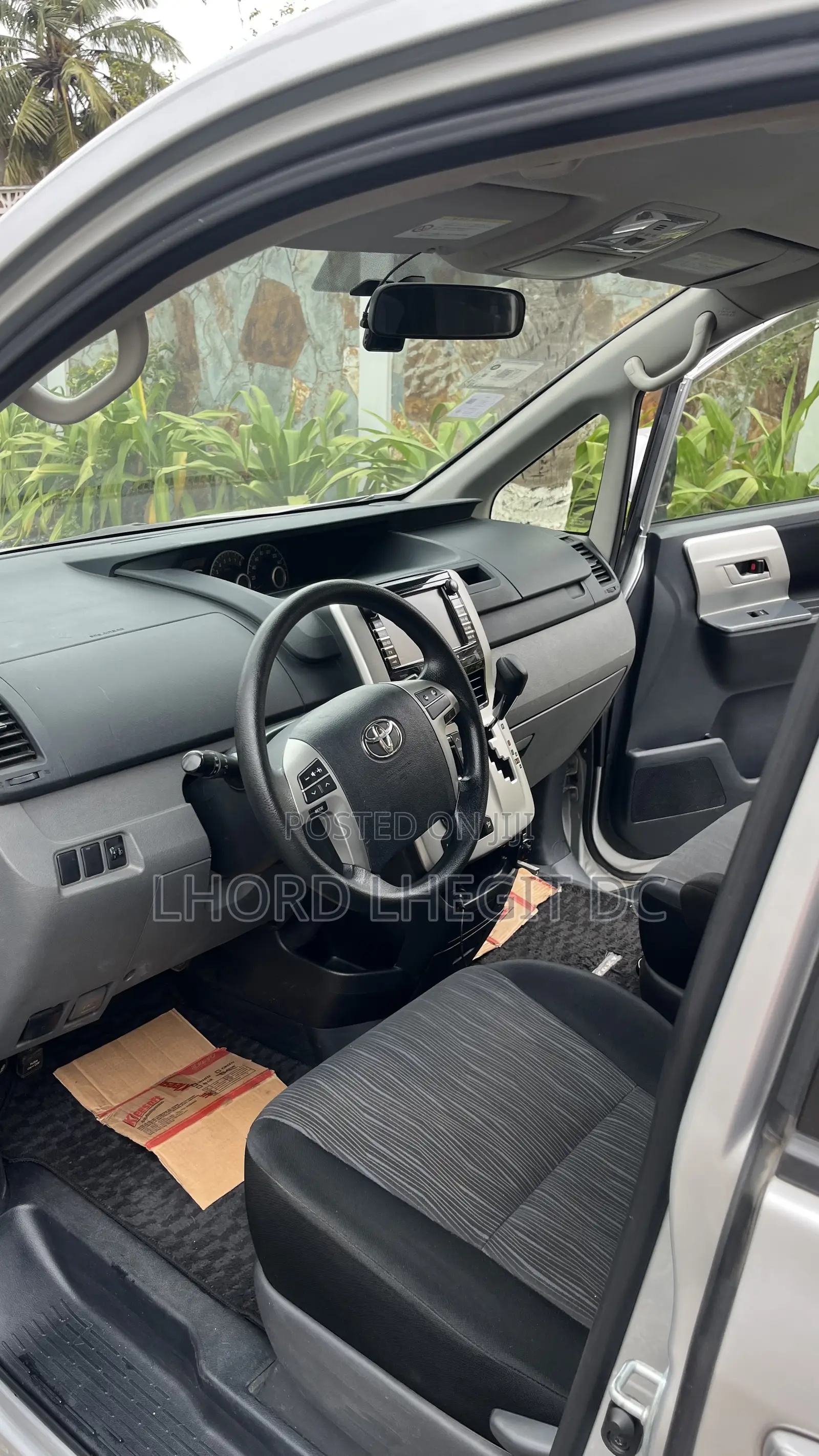 Toyota Voxy X L Edition 2WD 8-Seater 2012 Silver