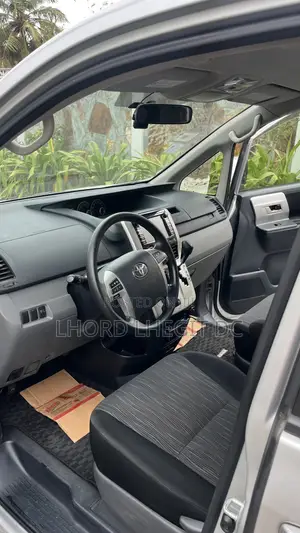 Toyota Voxy X L Edition 2WD 8-Seater 2012 Silver