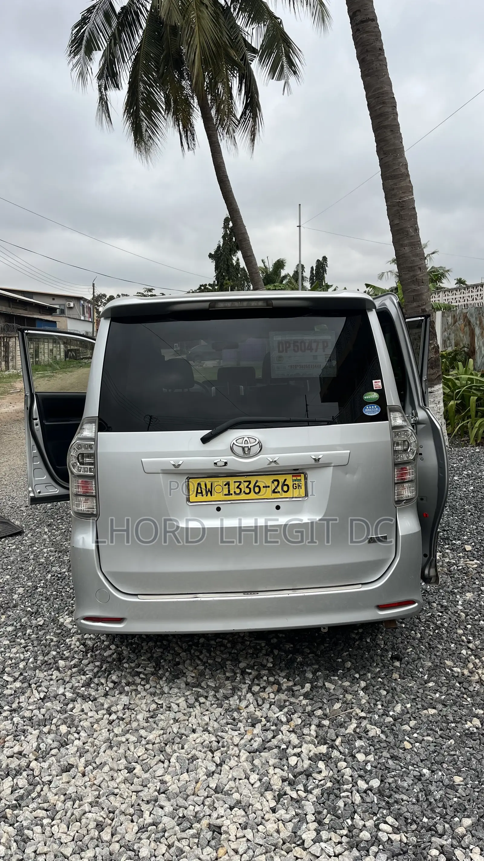 Toyota Voxy X L Edition 2WD 8-Seater 2012 Silver