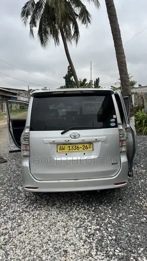 Toyota Voxy X L Edition 2WD 8-Seater 2012 Silver