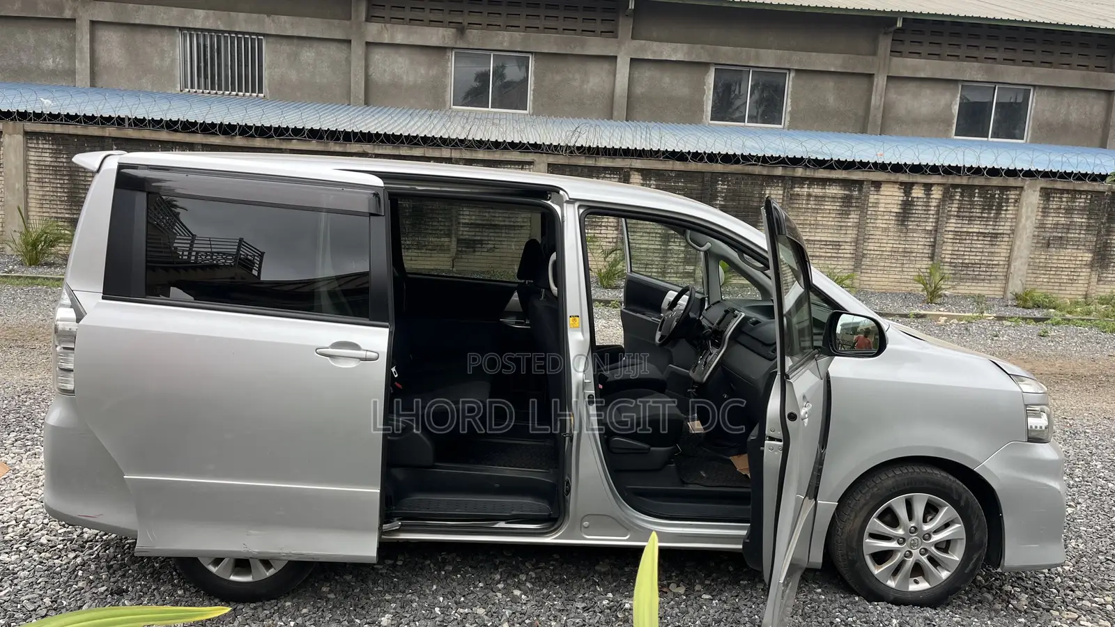 Toyota Voxy X L Edition 2WD 8-Seater 2012 Silver