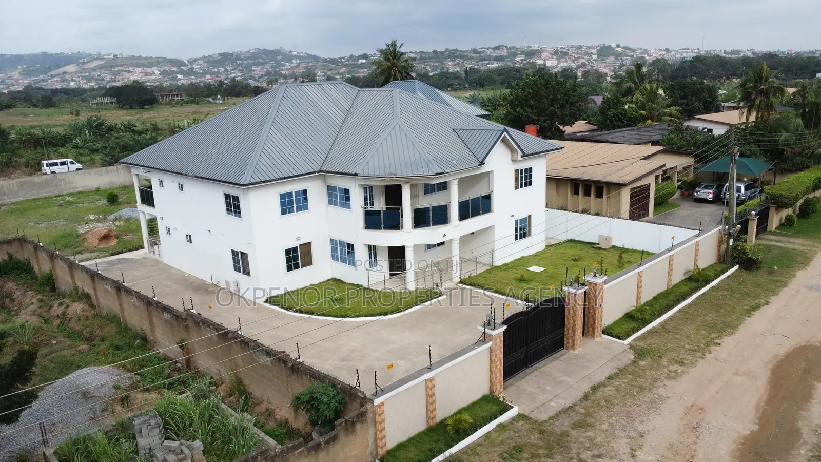 10bdrm House in Pokuase Kumasi Road, Accra Metropolitan for sale