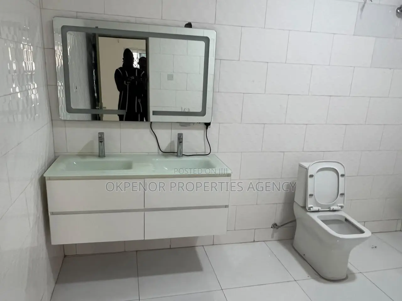 10bdrm House in Pokuase Kumasi Road, Accra Metropolitan for sale