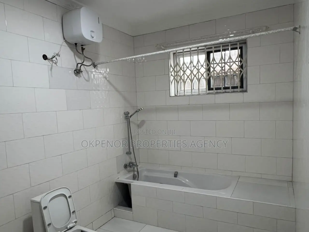 10bdrm House in Pokuase Kumasi Road, Accra Metropolitan for sale