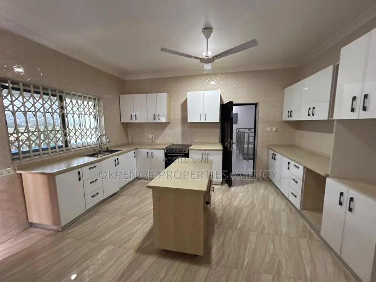 10bdrm House in Pokuase Kumasi Road, Accra Metropolitan for sale