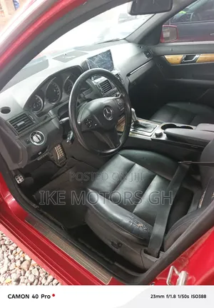 Mercedes-Benz 1733 2012 Red