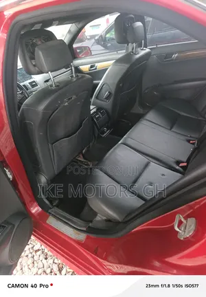 Mercedes-Benz 1733 2012 Red