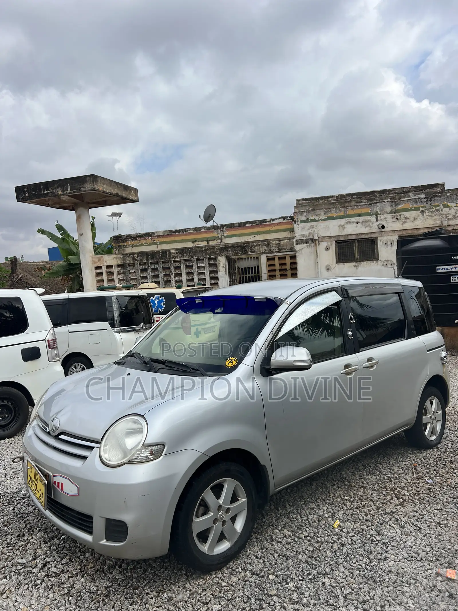 Toyota Sienta 2013 Silver