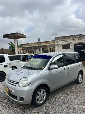 Toyota Sienta 2013 Silver