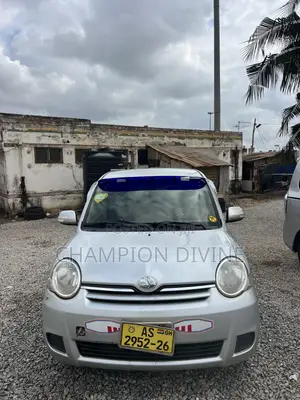Toyota Sienta 2013 Silver