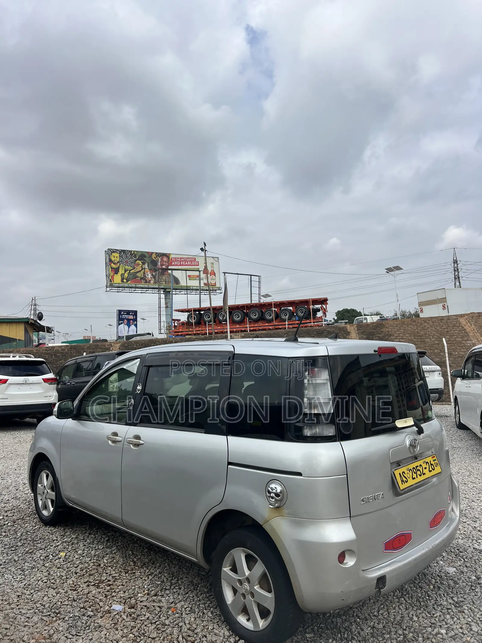 Toyota Sienta 2013 Silver