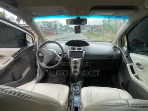 Toyota Vitz 1.0 FWD 3dr 2009 White