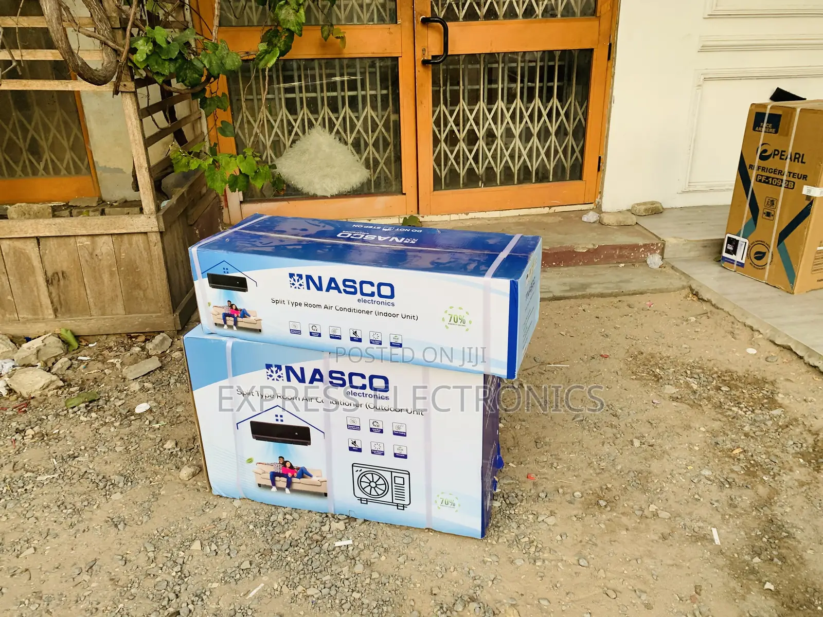 Dust Removal Nasco 1.5HP Black Split Air Conditioner (NAS-J12-V1B)