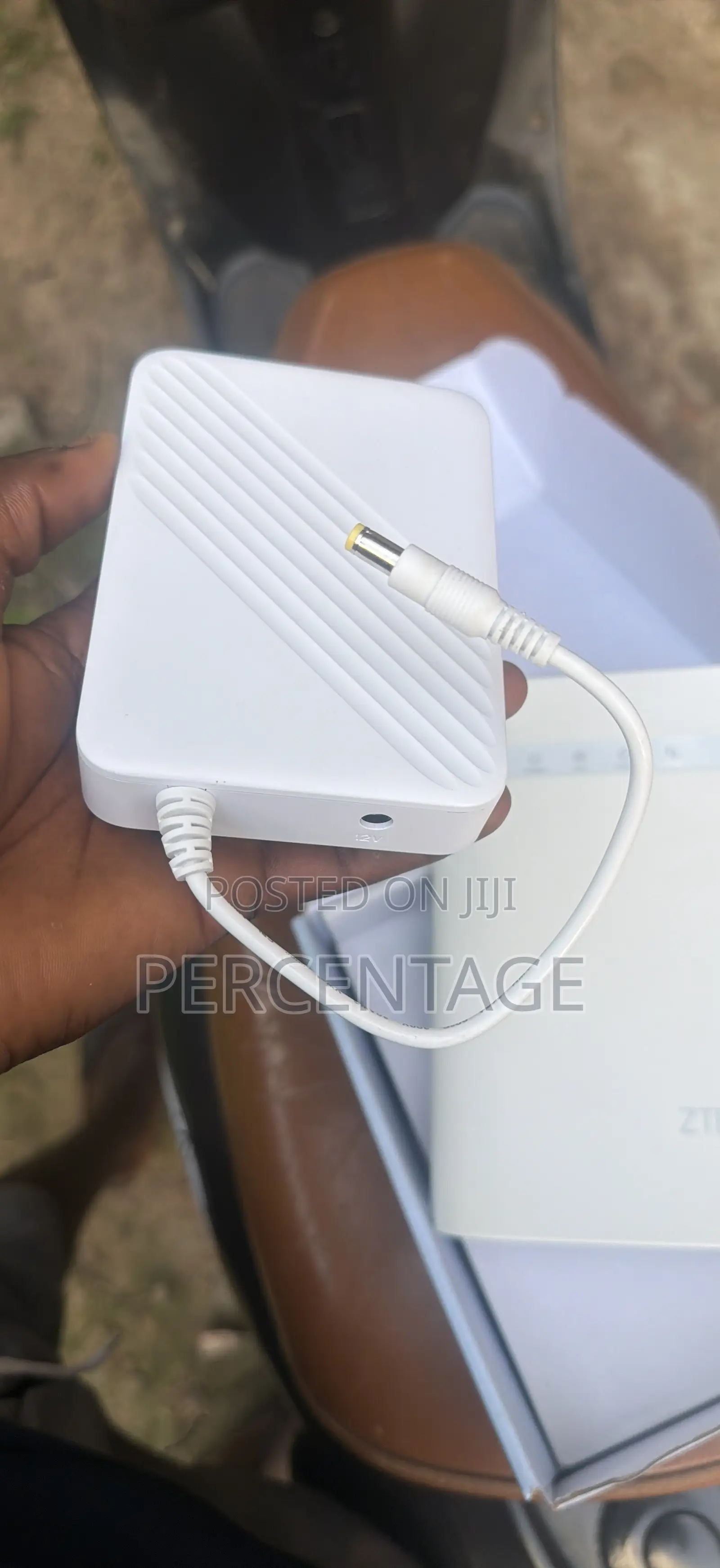 ZTE UNIVERSAL ROUTER It Comes With the Box and Accessories