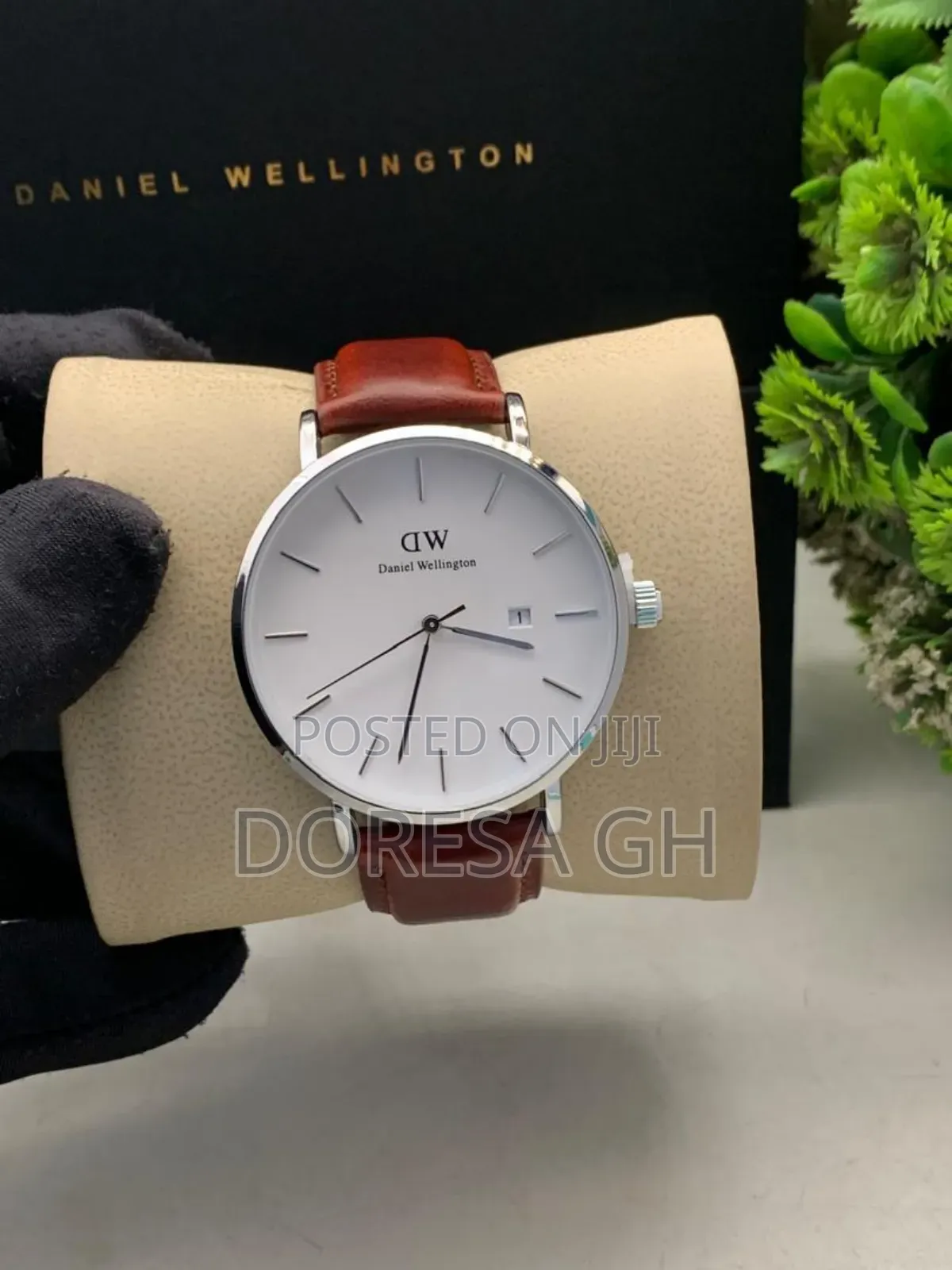 Daniel Wellington Leather Watch for Men – Classic Everyday Wristwatch