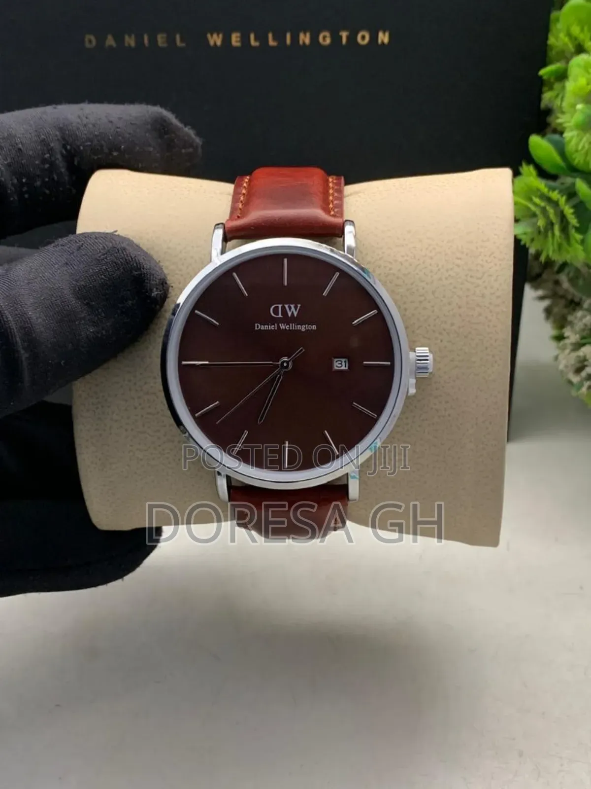 Daniel Wellington Leather Watch for Men – Classic Everyday Wristwatch