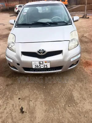 Toyota Vitz 2010 Silver