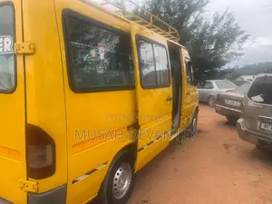 Mercedes-Benz Sprinter 2009 Yellow