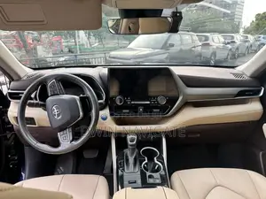 Toyota Highlander XLE 2022 Blue