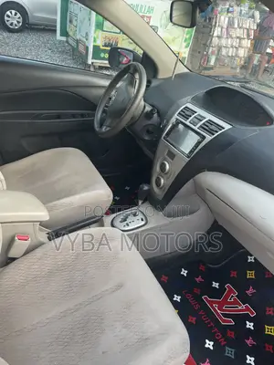 Toyota Belta 2010 Silver