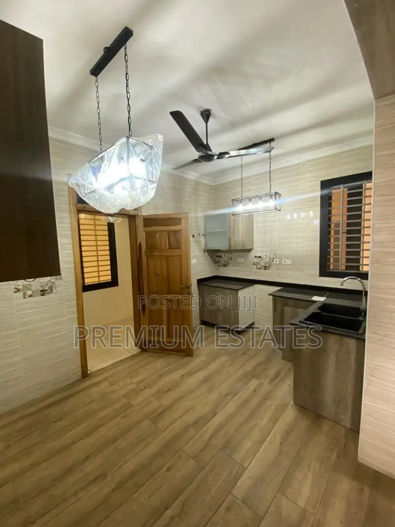 3bdrm Apartment in American House for rent