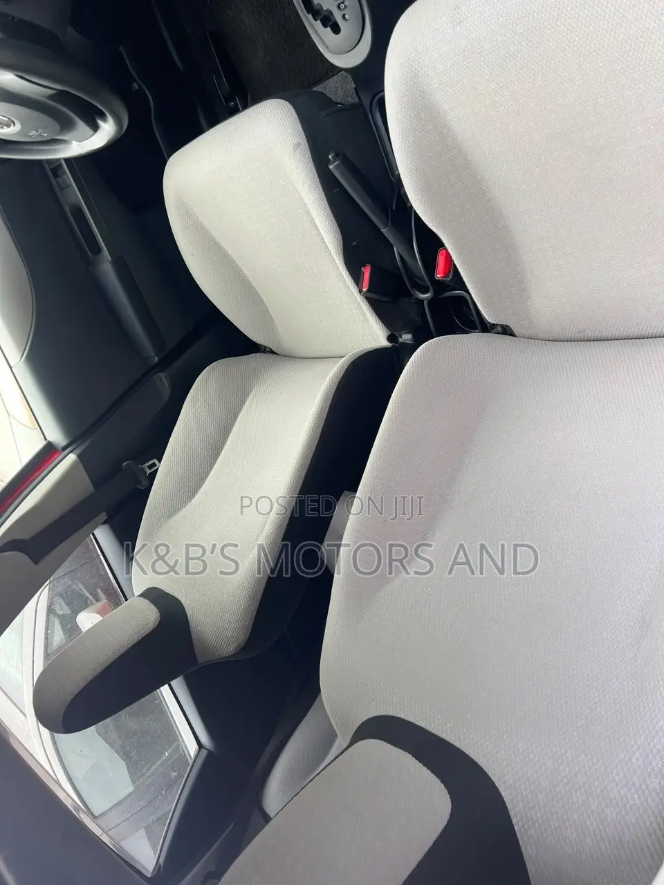 Toyota Vitz 1.3 AWD 5dr 2013 Red