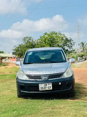 Nissan Versa 1.8 S Hatchback 2010 Silver