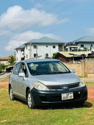 Nissan Versa 1.8 S Hatchback 2010 Silver