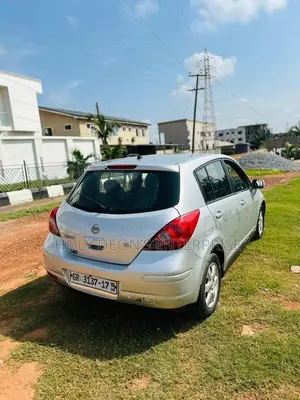 Nissan Versa 1.8 S Hatchback 2010 Silver