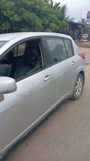 Nissan Versa 1.8 S Hatchback 2010 Silver