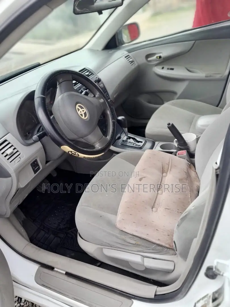 Toyota Corolla LE 4dr Sedan (1.8L 4cyl 4A) 2010 White