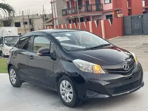 Toyota Vitz 1.3 AWD 5dr 2013 Black