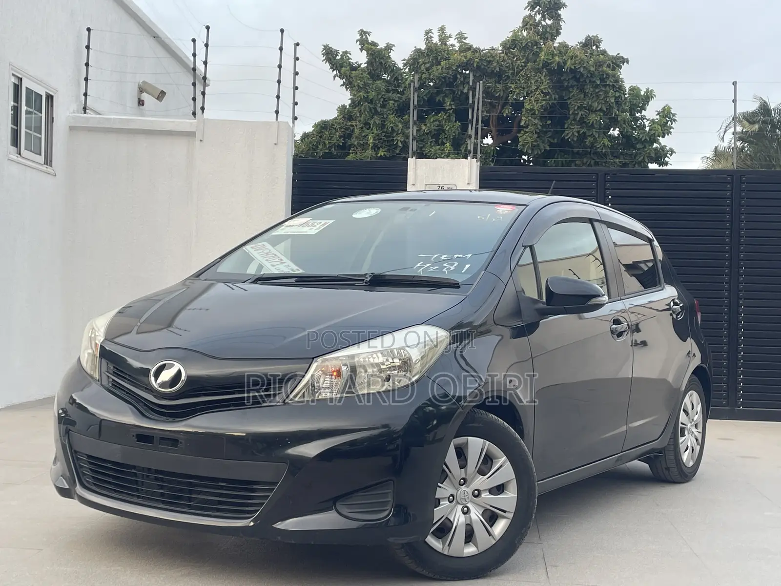 Toyota Vitz 1.3 AWD 5dr 2013 Black