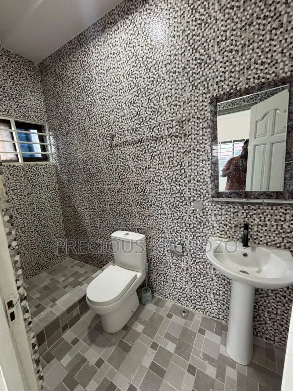 1bdrm Room & Parlour in Lakeside for rent