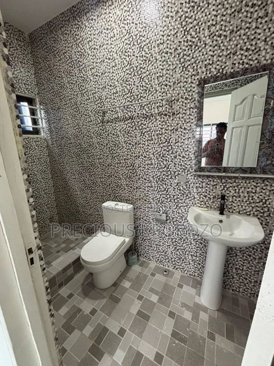 1bdrm Room & Parlour in Lakeside for rent