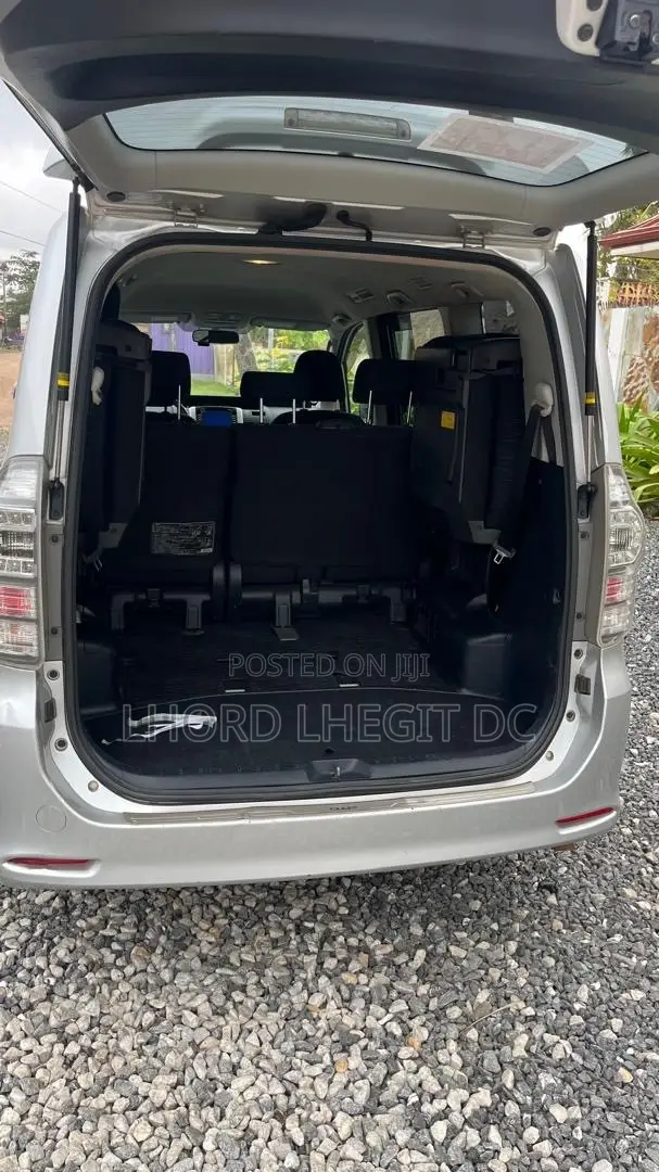 Toyota Voxy X L Edition 2WD 8-Seater 2012 Silver