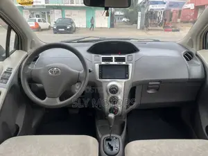 Toyota Vitz 1.3 AWD 3dr 2010 White