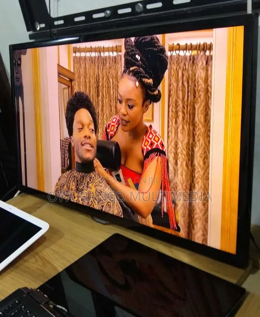 Samsung 32" TV (Model:UE32J4005AK) With Original Remote DVB-T2 Digital
