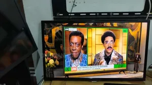 Samsung 32" TV (Model:UE32J4005AK) With Original Remote DVB-T2 Digital