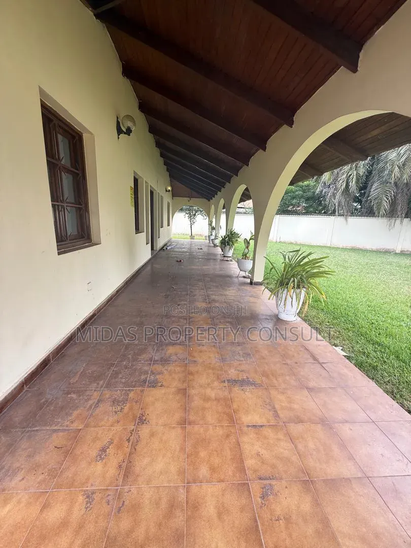 6bdrm House in Tesano Club, Abeka for sale