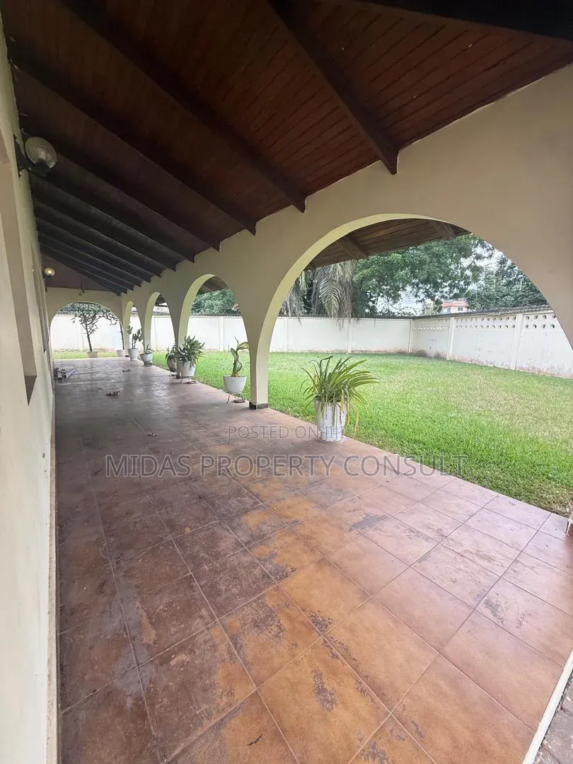 6bdrm House in Tesano Club, Abeka for sale