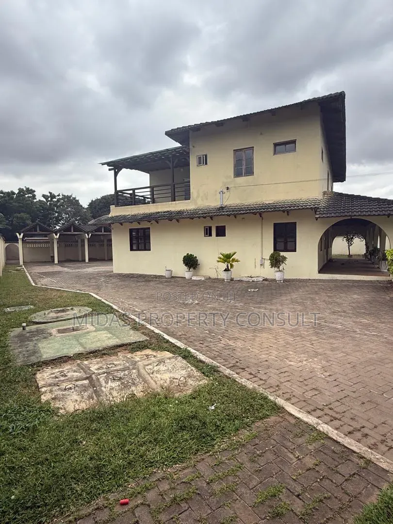 6bdrm House in Tesano Club, Abeka for sale