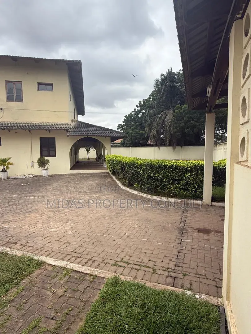 6bdrm House in Tesano Club, Abeka for sale